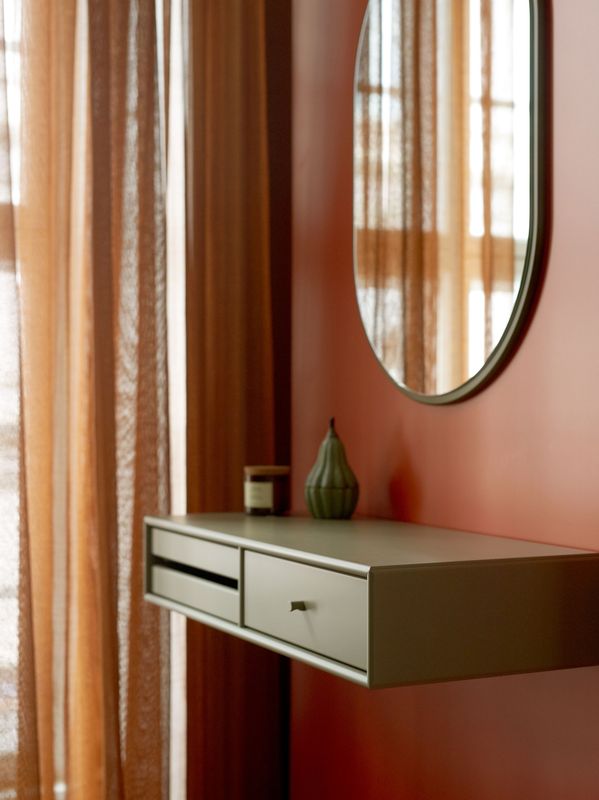 MAKEUP dressing table